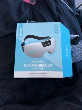 Bliss Eye Massager with Heat in White and Black